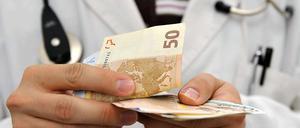 Obwohl ihre Reinerträge stetig steigen, fordern die niedergelassenen Ärzte dieser Tage höhere Honorare.