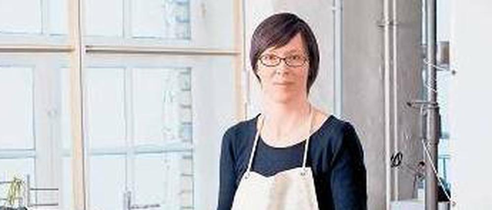 Barbara Schmidt bei der Arbeit im Atelier. 
