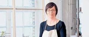 Barbara Schmidt bei der Arbeit im Atelier.