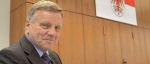 Gefragter Mann: Am Montag sprach Flughafenchef Hartmut Mehdorn im Potsdamer Landtag vor dem Flughafen-Sonderausschuss, am Donnerstag muss er dem Berliner Abgeordnetenhaus einen Bericht vorlegen.