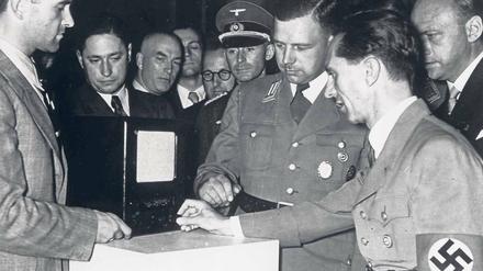 „Goebbels-Schnauze“. Der Volksempfänger war ein Verkaufsschlager und ein perfektes Machtinstrument für Joseph Goebbels (rechts), NS-Minister für Volksaufklärung und Propaganda. Foto: picture-alliance/akg-images