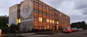 In einigen Räumen im Flüchtlingsheim an der Carola-Neher-Straße in Hellersdorf brennt Licht. Bereits am Dienstagabend hatten Gegner und Befürworter des neuen Flüchtlingswohnheimes dort demonstriert.