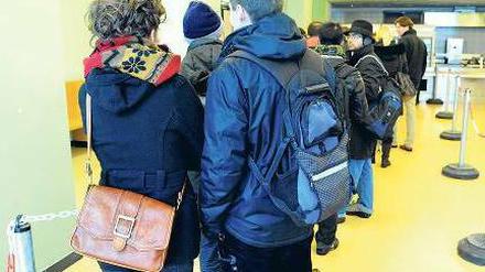 Wo geht’s denn hier zu einem Beamten? In vielen Ämtern müssen Bürger lange warten, wenn sie einen Staatsdiener sprechen wollen.
