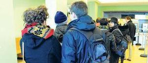 Wo geht’s denn hier zu einem Beamten? In vielen Ämtern müssen Bürger lange warten, wenn sie einen Staatsdiener sprechen wollen.