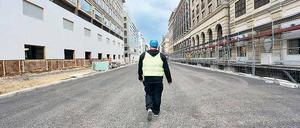 Viel Platz. Vor dem Hotel Westin Grand (rechts) ist die Friedrichstraße nach dem Bau eines neuen Tunnels für die U 6 wieder hergestellt. Autos dürfen aber noch nicht über die neue Asphaltschicht fahren, auch wenn die Bauarbeiter jetzt langsam abziehen können. Foto: dpa