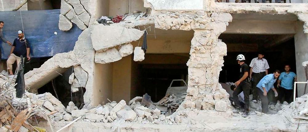 Suche nach Überlebenden in einem zerstörten Gebäude in Aleppo.