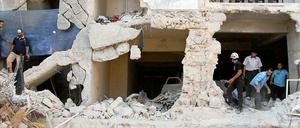 Suche nach Überlebenden in einem zerstörten Gebäude in Aleppo.