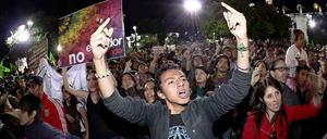 protestierende junge Menschen mit Plakaten 