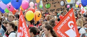 An der Friedrichstraße haben sich am Mittwoch gegen 9.30 Uhr zur Auftaktversammlung mehr als Tausend streikende Lehrer versammelt.