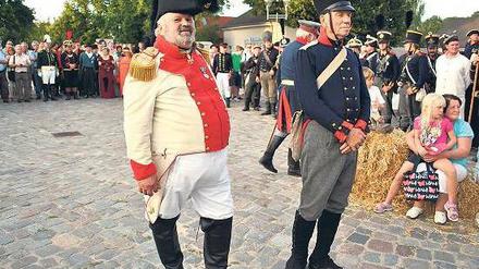Wer hat die schönste Uniform? Auf dem Festgelände in Großbeeren, wo der 200. Jahrestag der Schlacht gegen Napoleon gefeiert wird, ist das eine nicht unwichtige Frage. 
