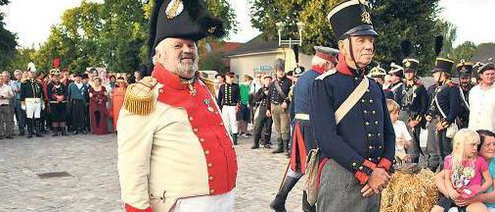 Wer hat die schönste Uniform? Auf dem Festgelände in Großbeeren, wo der 200. Jahrestag der Schlacht gegen Napoleon gefeiert wird, ist das eine nicht unwichtige Frage.