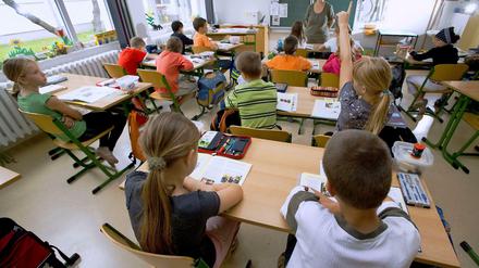 Gib mir eine Aufgabe: Was für deutsche Kinder normal oder lästig ist, danach sehnen sich Flüchtlingskinder: Schulalltag.