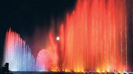 Die Erleuchtung. Blitz, Donner und ein Lichtspektakel mit Musik bietet die Show „Aquanario“ auf dem Zentralen Festplatz noch bis zum 25. AugustFoto: Davids