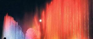 Die Erleuchtung. Blitz, Donner und ein Lichtspektakel mit Musik bietet die Show „Aquanario“ auf dem Zentralen Festplatz noch bis zum 25. AugustFoto: Davids