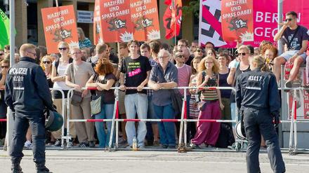 Rund 900 linke Aktivisten haben sich zur Gegendemo in Hellersdorf eingefunden. 