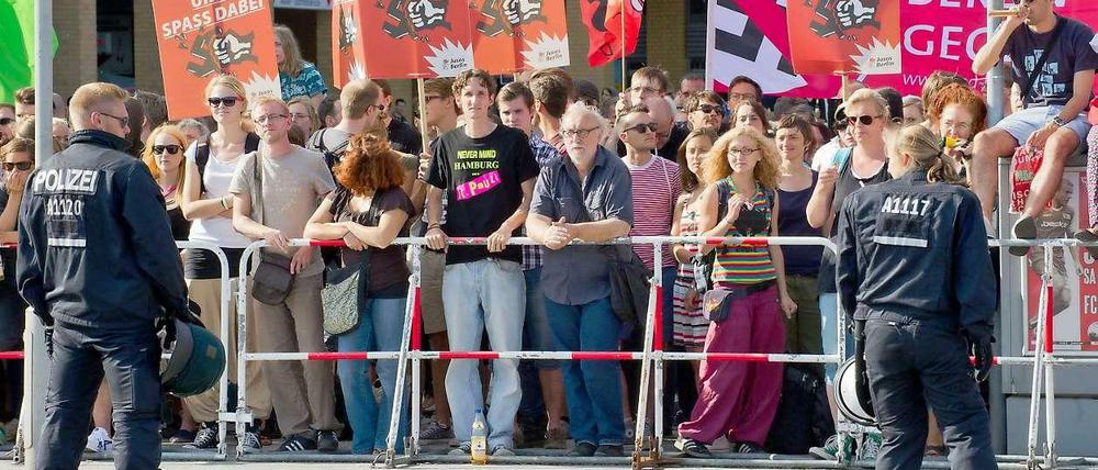 Rund 900 linke Aktivisten haben sich zur Gegendemo in Hellersdorf eingefunden.