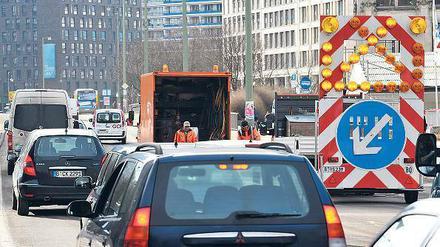 Bitte großzügig umfahren. In Berlin waren die Straßenschäden so groß, dass der Senat 25 Millionen Euro für ein Schlaglochbeseitigungsprogramm bereitstellte.