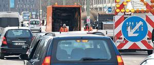 Bitte großzügig umfahren. In Berlin waren die Straßenschäden so groß, dass der Senat 25 Millionen Euro für ein Schlaglochbeseitigungsprogramm bereitstellte.