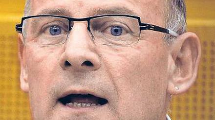 Winfried Hermann (61) ist Minister für Verkehr und Infrastruktur im grün-rot regierten Baden-Württemberg. Zuvor war er für die Grünen Verkehrspolitiker im Bundestag. 