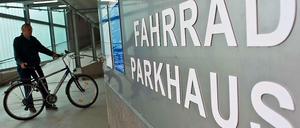 Park 'n' Ride mal anders. Für Fahrräder. In Bernau gibt es das erste Fahrradparkhaus der Region.