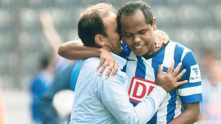 Ich drück dich! Herthas Trainer Jos Luhukay im nonverbalen Dialog mit Ronny.