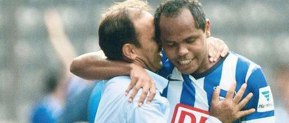 Ich drück dich! Herthas Trainer Jos Luhukay im nonverbalen Dialog mit Ronny.