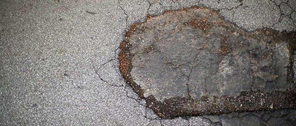 Schlagloch. Erst kürzlich stellte der ADAC die Resultate zum Zustand des deutschen Straßennetzes vor.