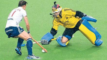 Bis hierher ... Kim Platten stoppt die Engländerin Kate Walsh auf dem Weg zum Tor. Im Penaltyschießen war die Torhüterin wie schon im Halbfinale nicht zu überwinden. Foto: AFP