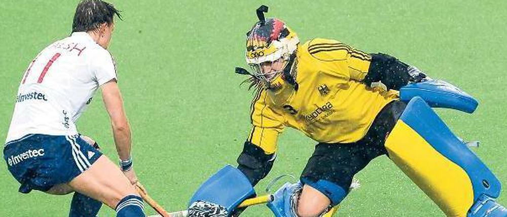 Bis hierher ... Kim Platten stoppt die Engländerin Kate Walsh auf dem Weg zum Tor. Im Penaltyschießen war die Torhüterin wie schon im Halbfinale nicht zu überwinden. Foto: AFP