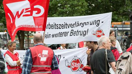 Auftakt. Am Dienstag marschierten einige hundert Lehrer nach ihren Personalversammlungen zur Kundgebung vor der Bildungsverwaltung am Alexanderplatz.