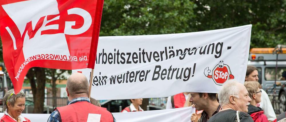Auftakt. Am Dienstag marschierten einige hundert Lehrer nach ihren Personalversammlungen zur Kundgebung vor der Bildungsverwaltung am Alexanderplatz.