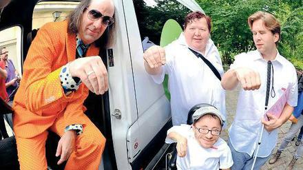 EINE TYPISCHE HANDBEWEGUNG, BITTE. Guildo Horn, 50, aus Much im Bergischen Land, ist Aktion-Mensch-Tourbusfahrer. In Kreuzberg warb er für barrierefreie Wahlen.