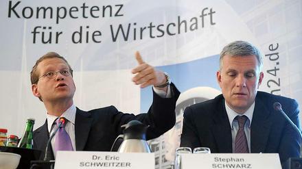 Eric Schweitzer vom IHK und Stephan Schwarz von der Handelskammer wollen mit der Mendessohn-Medaille auf das soziale Engagement von Unternehmern aufmerksam machen.