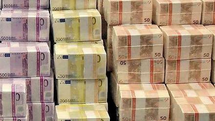 Gestapelte Geldscheine liegen übereinander, die Werte sind 500, 200 und 50 Euro.