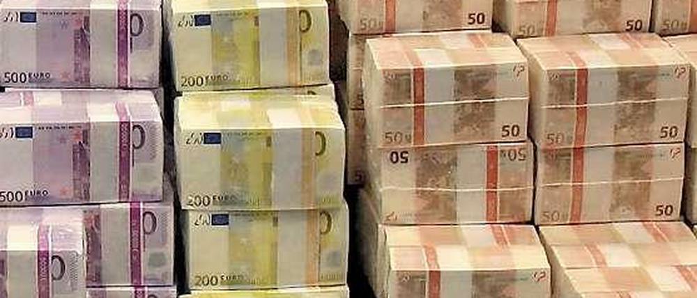 Gestapelte Geldscheine liegen übereinander, die Werte sind 500, 200 und 50 Euro.