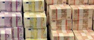 Gestapelte Geldscheine liegen übereinander, die Werte sind 500, 200 und 50 Euro.