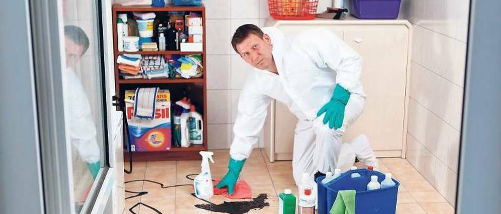 Tatort Wohnung. „Die meisten Leute sterben im Bad“, sagt Tatortreiniger Christian Heistermann über seine Einsätze bei Selbstmordkandidaten. Er und sein Team rücken an, wenn die Spuren von Gewalttaten beseitigt werden sollen.