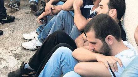 Junge Männer warten nach dem Einsatz der israelischen Armee vor einem Krankenhaus in Ramallah. Foto: dpa