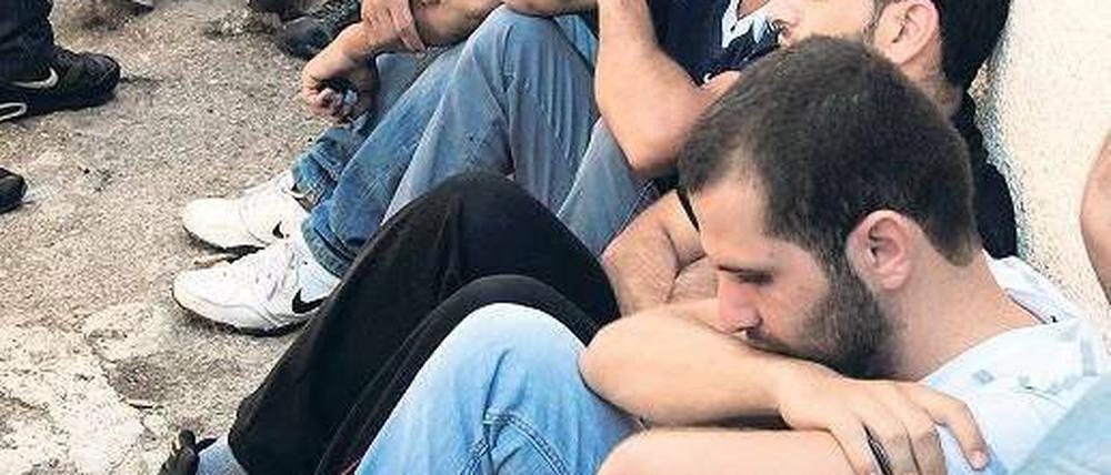 Junge Männer warten nach dem Einsatz der israelischen Armee vor einem Krankenhaus in Ramallah. Foto: dpa