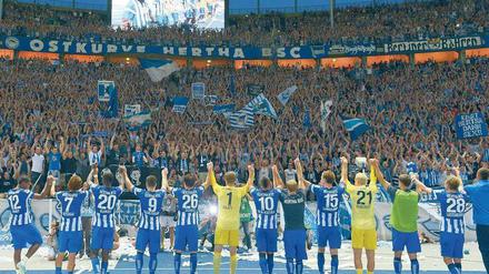 Feiern und schweigen. Herthas Spieler könnten nach drei Spielen zufrieden sein – gäbe es die störenden Nebengeräusche nicht.