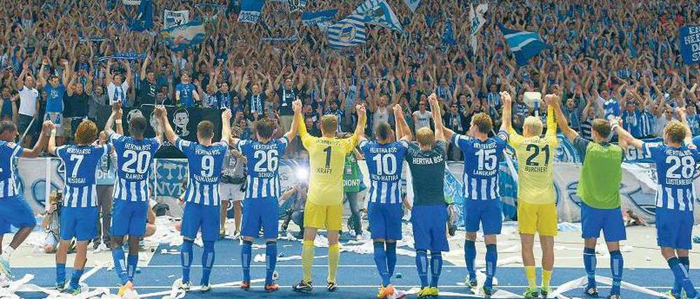 Feiern und schweigen. Herthas Spieler könnten nach drei Spielen zufrieden sein – gäbe es die störenden Nebengeräusche nicht.