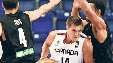Aufstrebender Allestuer. Levon Kendall (M.) kann auch Basketball. Foto: Reuters