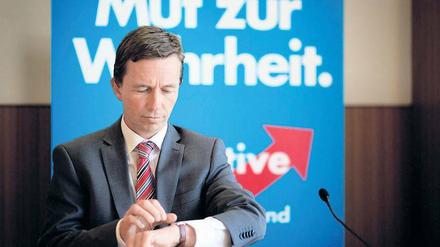 Blick auf die Uhr. Spitzenkandidat Bernd Lucke von der euro-kritischen Partei „Alternative für Deutschland“ bei der Pressekonferenz am Montag in Berlin. Aus seiner Sicht sind die Übergriffe auf die AfD im Wahlkampf weder hilfreich noch schädlich. Foto: Kay Nietfeld/dpa