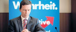 Blick auf die Uhr. Spitzenkandidat Bernd Lucke von der euro-kritischen Partei „Alternative für Deutschland“ bei der Pressekonferenz am Montag in Berlin. Aus seiner Sicht sind die Übergriffe auf die AfD im Wahlkampf weder hilfreich noch schädlich. Foto: Kay Nietfeld/dpa