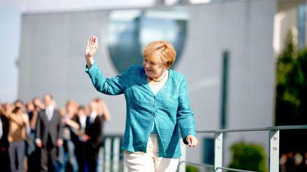 Merkel winkt der Menge zu.