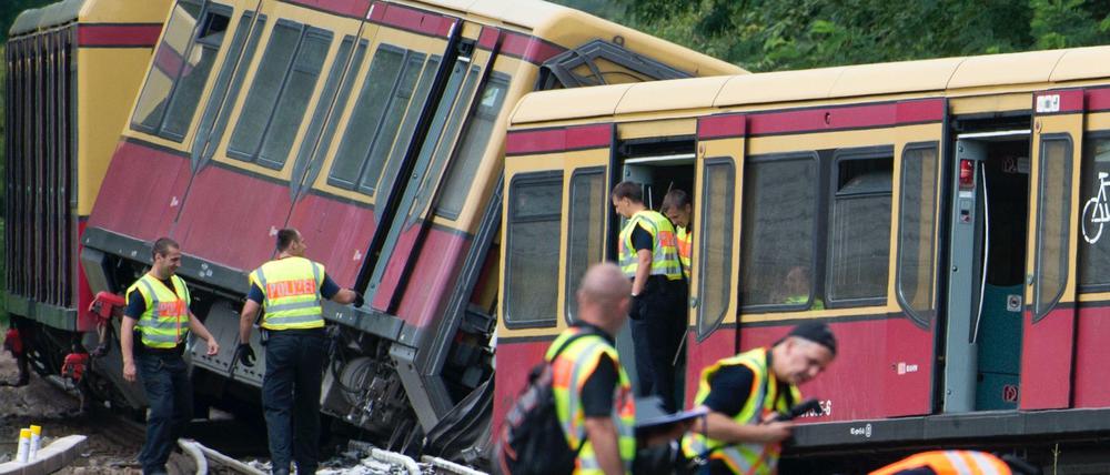 Völlig verkeilt: Ermittler suchten damals in den Trümmern-