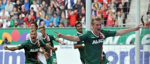 Augsburgs Jan-Ingwer Callsen-Bracker (r) bejubelt seinen Treffer.