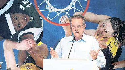 Jacques Rogge, 71, wurde 2001 in Moskau als Nachfolger von Juan Antonio Samaranch vom Internationalen Olympischen Komitee (IOC) zum Präsidenten gewählt. 2009 verlängerten die Mitglieder seine Amtszeit noch einmal um vier Jahre. Der Chirurg aus Belgien nahm 1968, 1972 und 1976 im Segeln an den Olympischen Spielen teil, sein bestes Ergebnis war Platz 14 im Finn Dinghy. Außerdem spielte er in der belgischen Rugby-Nationalmannschaft. Seine sportpolitische Karriere führte ihn über die Präsidentschaft des Nationalen Olympischen Komitees von Belgien 1989 und die der europäischen Nationalen Olympischen Komitees 1991 als Mitglied ins IOC, 1998 in die Exekutive des Komitees und schließlich an dessen Spitze. Rogge ist verheiratet und hat zwei erwachsene Kinder. 