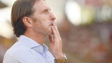 Mund geschlossen, Zukunft offen. Bruno Labbadia verweigerte nach dem 1:2 in Augsburg Kommentare zum Spiel. Womöglich war es bereits sein letztes als VfB-Coach. Foto: dpa