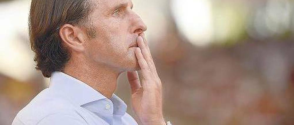 Mund geschlossen, Zukunft offen. Bruno Labbadia verweigerte nach dem 1:2 in Augsburg Kommentare zum Spiel. Womöglich war es bereits sein letztes als VfB-Coach. Foto: dpa